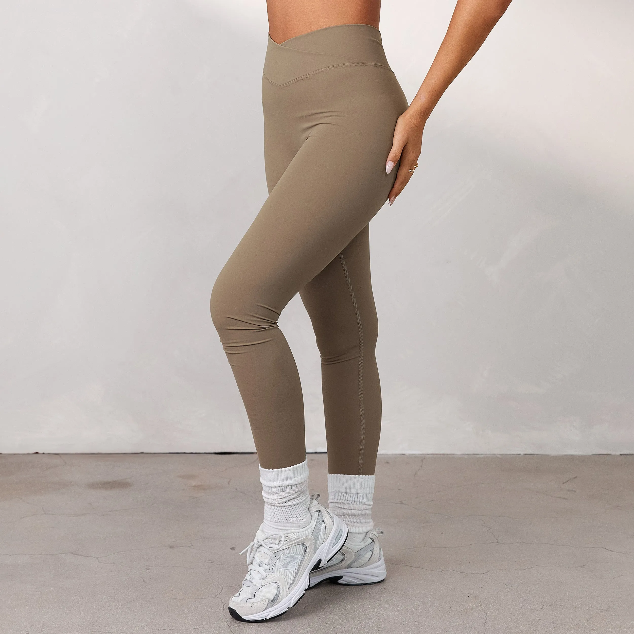 Silhouette Crossover Leggings - Dune